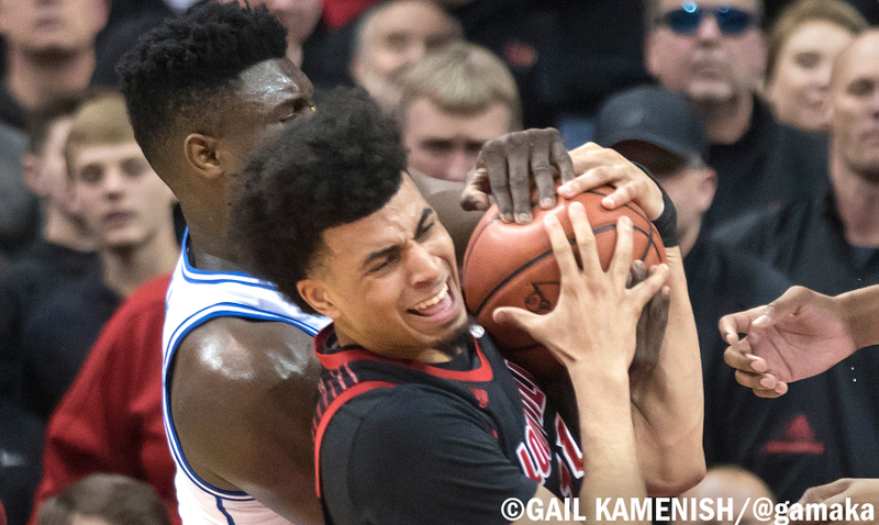 Illustration for article titled A Very Short Interview With The Photographer Who Captured Zion Williamson Denting A Basketball